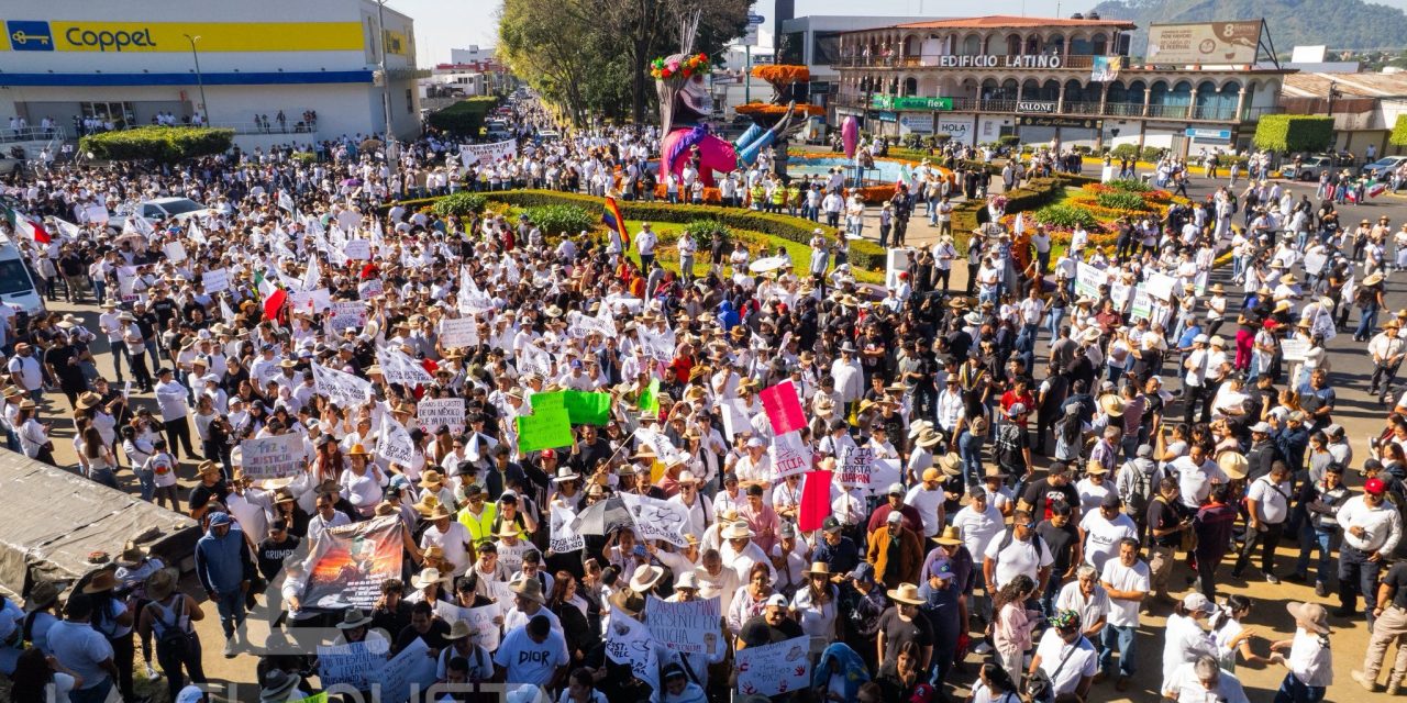 Miles de ciudadanos toman las calles de Uruapan exigiendo un alto a la violencia tras asesinato del alcalde