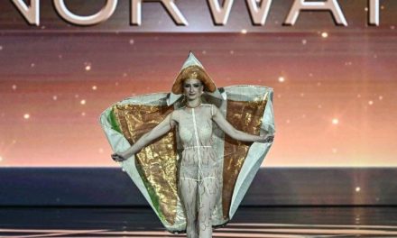Miss Noruega desfila como salmón en traje típico y desata oleada de memes