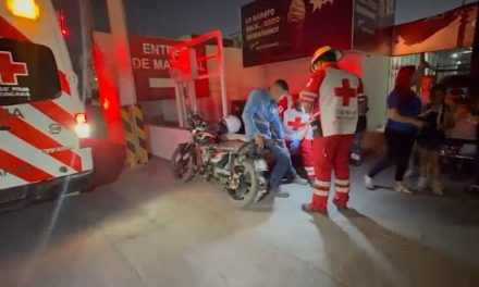 Motociclista resulta lesionado tras caer en bache sobre el Periférico LEA