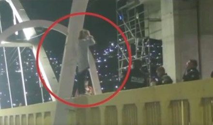 Policías de Monterrey rescatan a mujer que se quería aventar del Puente del Papa (video)