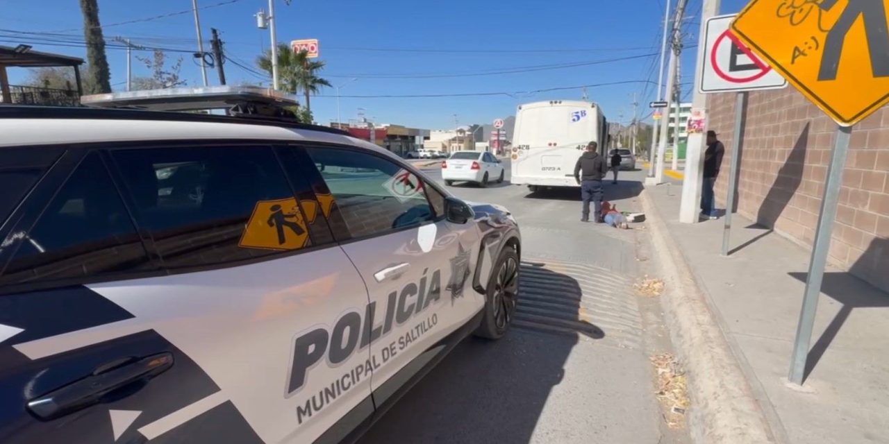 Mujer resulta lesionada al caer de autobús urbano en Saltillo