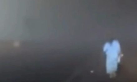 Video: Captan a tenebrosa mujer vestida de blanco en medio de la carretera en Tamaulipas