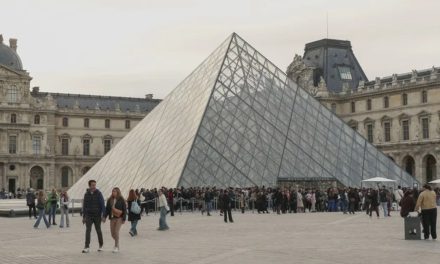 Detienen  cuatro personas por el robo de piezas en el Museo de Louvre