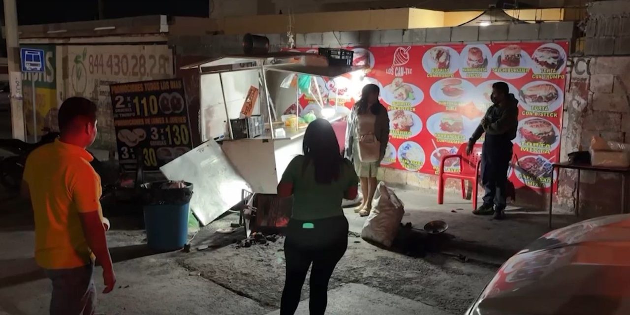 Mujer sube a su auto y avanza en reversa sin control hsata chocar con puesto de comida al sur de Saltillo