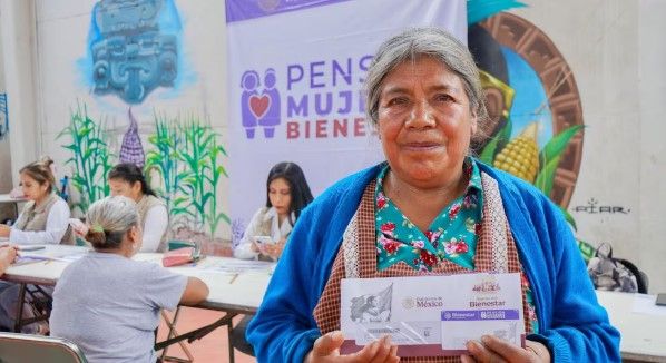 Inicia entrega de $3,000 pesos de la Pensión Mujeres Bienestar aue acaban de recibir su tarjeta