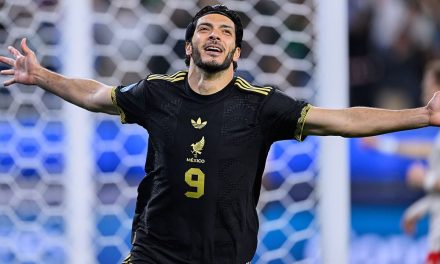Raúl Jiménez gana el gol del año de la Concacaf