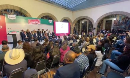 Javier Díaz entrega premio a la juventud