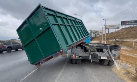 Se desprende contenedor de tractocamión en la carretera Saltillo- Monterrey