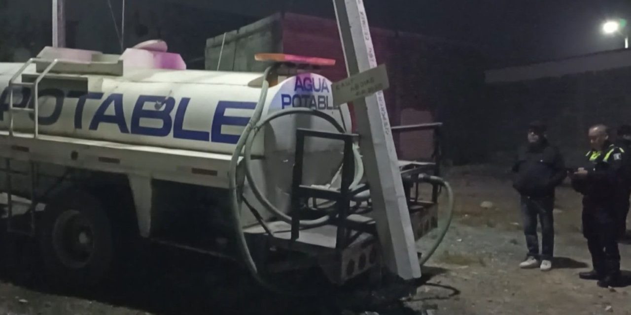 Se zafa freno de pipa y derriba un poste de concreto