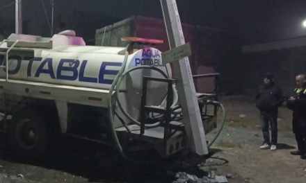 Se zafa freno de pipa y derriba un poste de concreto