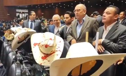 Sombreros ‘ensangrentados’ en homenaje priísta marcan sesión en la Cámara de Diputados