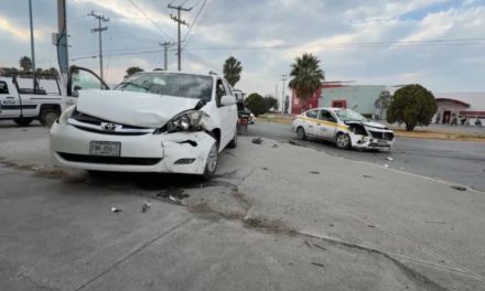 Taxi invade preferencia y provoca choque en el Centro Metropolitano