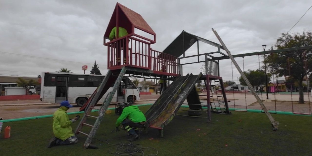 Trabaja Javier Díaz en el mantenimiento de plazas en Saltillo