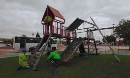 Trabaja Javier Díaz en el mantenimiento de plazas en Saltillo