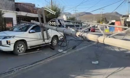 Tráiler derriba poste de la CFE y causa caos vial en la colonia La Florencia