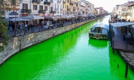 Greta Thunberg es vetada en Venecia tras protesta que tiñó de verde el Gran Canal