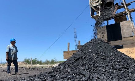 Productores de carbón y CFE negocian soluciones a retrasos en Sabinas
