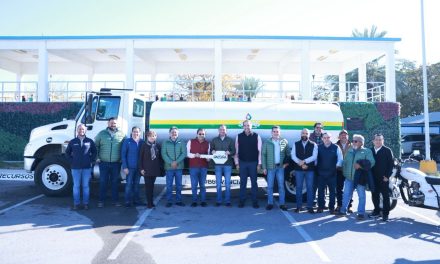 Emilio de Hoyos entrega equipo para el Simas