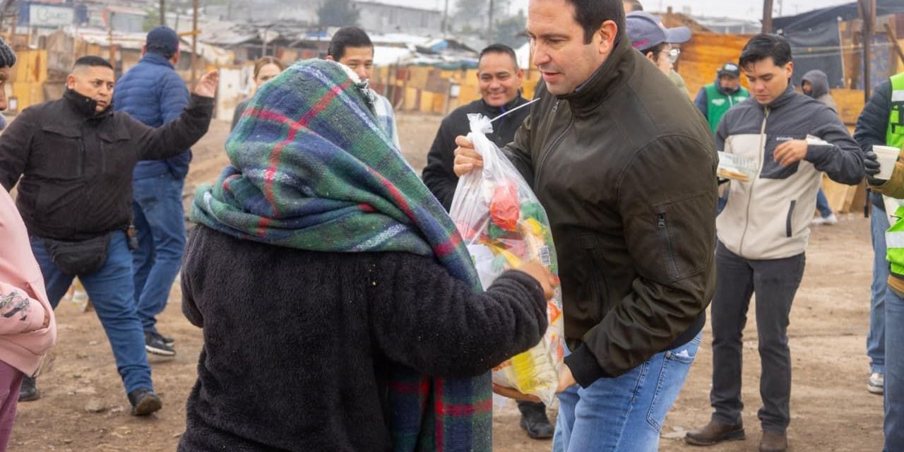 Javier Díaz entrega apoyos en la colonia Omega