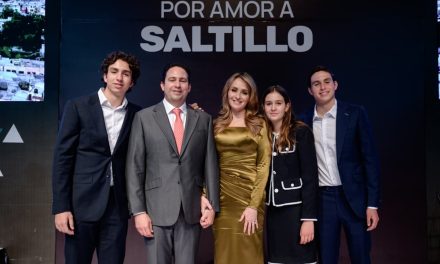 Desean Javier y Luly felices fiestas a los saltillenses