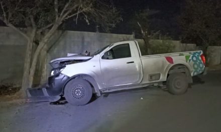 Saltillo: Trabajador de AGSAL choca contra un árbol y abandona su unidad