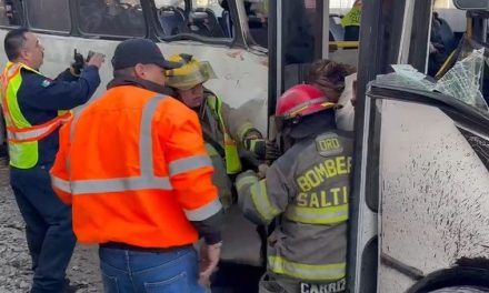 Saltillo: Transporte público intenta ganarle el paso al tren y termina arrastrado varios metros con 9 lesionados