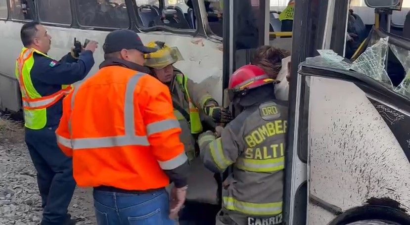 Saltillo: Transporte público intenta ganarle el paso al tren y termina arrastrado varios metros con 9 lesionados