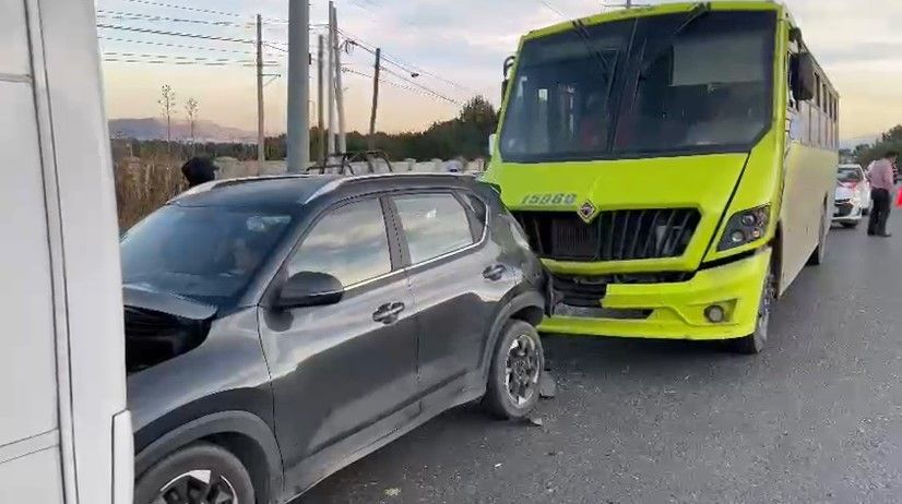 Saltillo: Auto queda prensado entre dos transportes de personal en la carretera a Zacatecas