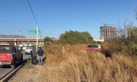 Saltillo: Pierde control y derriba malla ciclónica en bulevar Colosio