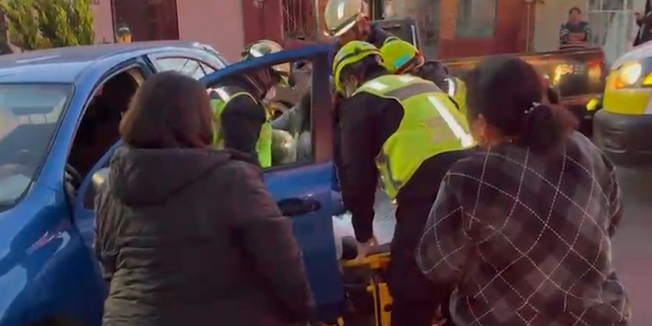 Aparatoso choque deja daños materiales en la colonia Topo Chico