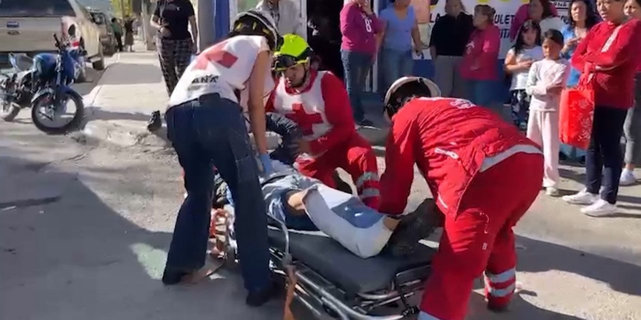 Automovilista provoca choque y deja herido a motociclista menor de edad
