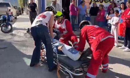 Automovilista provoca choque y deja herido a motociclista menor de edad