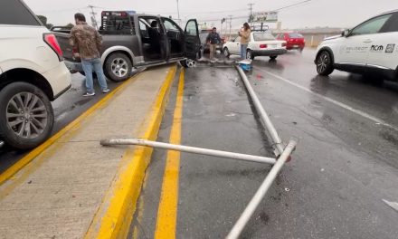 Automovilista pierde el control y derriba luminaria en bulevar Eulalio Gutiérrez