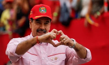 Maduro desafía a Trump bailando en Caracas