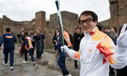 Jackie Chan porta la antorcha olímpica en las ruinas de Pompeya rumbo a Milán-Cortina 2026