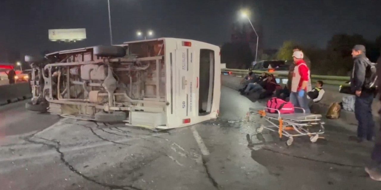 Conductor de transporte de personal pierde el control y provoca volcadura en el bulevar Carranza