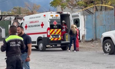 Conductor no respeta el alto y provoca choque en la colonia Chamizal