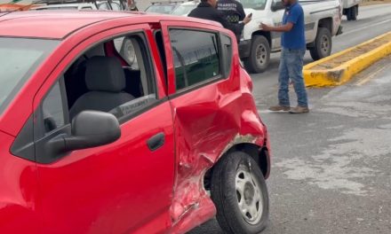 Saltillo: Conductor se pasa el rojo, choca a vehículo y se da a la fuga