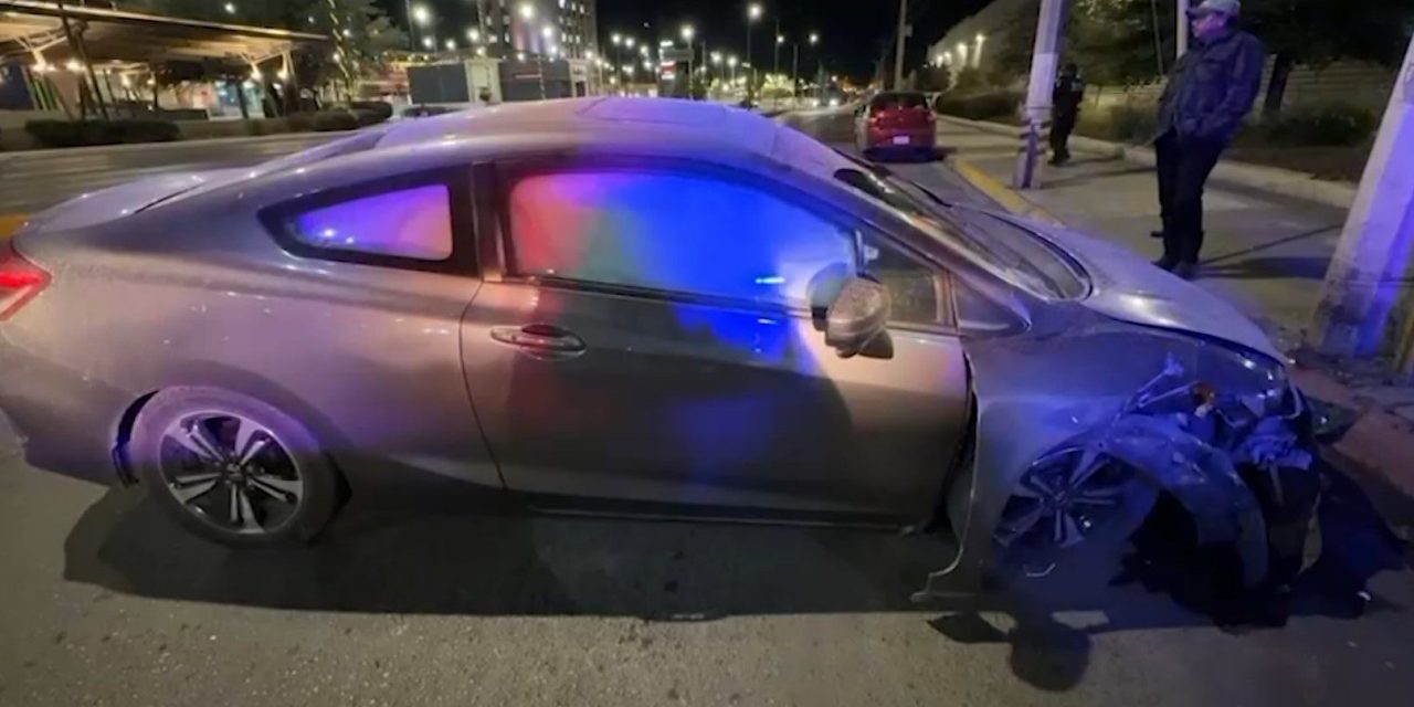 Conductor ebrio choca contra poste en Colosio y termina detenido