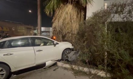 Conductor provoca choque y abandona su vehículo en la zona centro de Saltillo