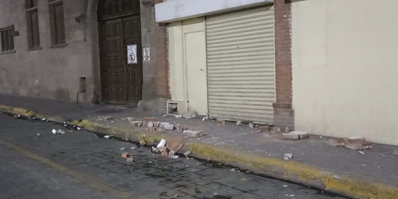 Fachada de un edificio cae a pedazos en el centro de Saltillo