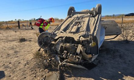 Dos personas mueren tras volcadura en la carretera a Monclova