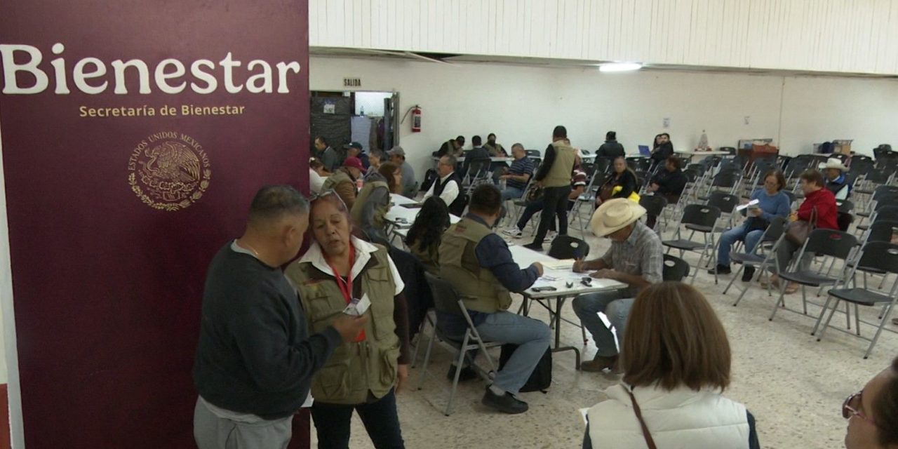 Entregan tarjetas del Bienestar para el programa de Adultos Mayores
