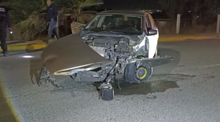 Saltillo: Se estrella contra espectaculares, perdió el control del volante en una curva