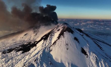 Despierta el volcán Etna con espectacular erupción en Sicilia