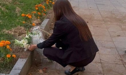 Grecia Quiroz visita el lugar donde asesinaron a su esposo Carlos Manzo y promete no fallar a su legado