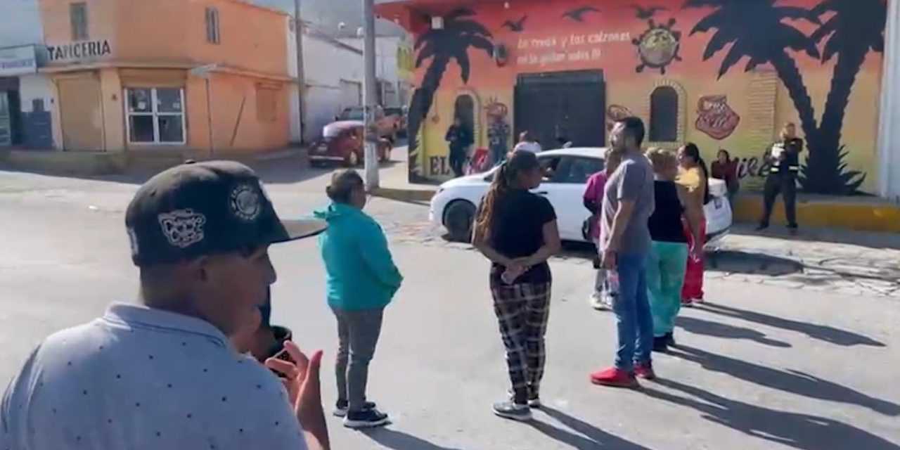 Saltillo: Hartos de carecer de agua colonos cierran la calzada Madero