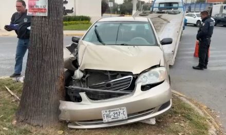 Impacta su vehículo contra un árbol y provoca aparatosa movilización en Saltillo
