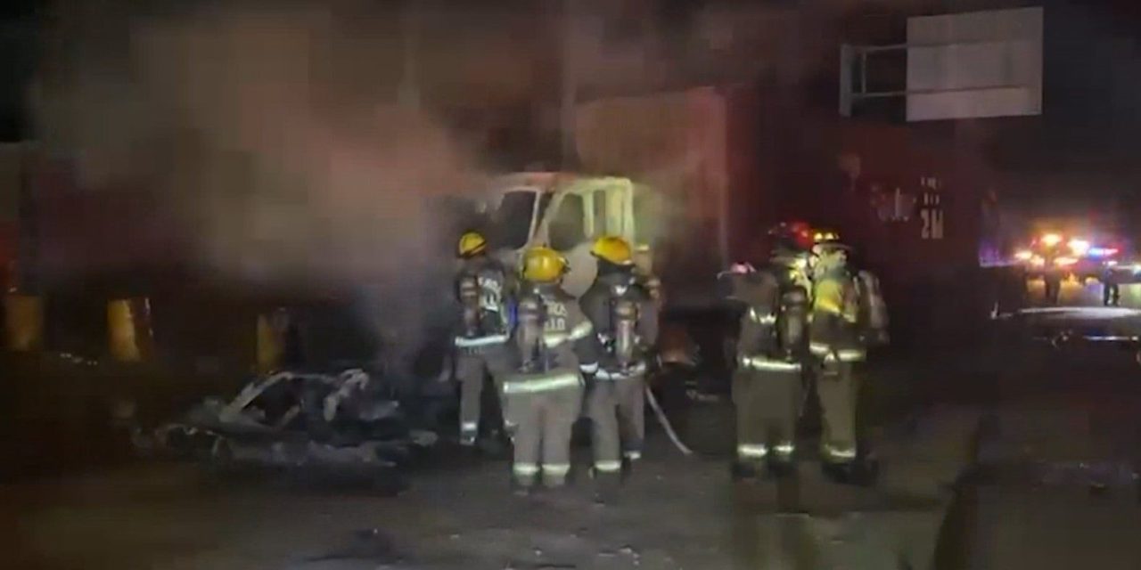Incendio consume tractocamión en la carretera a Zacatecas