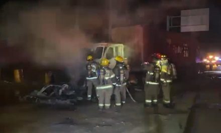 Incendio consume tractocamión en la carretera a Zacatecas